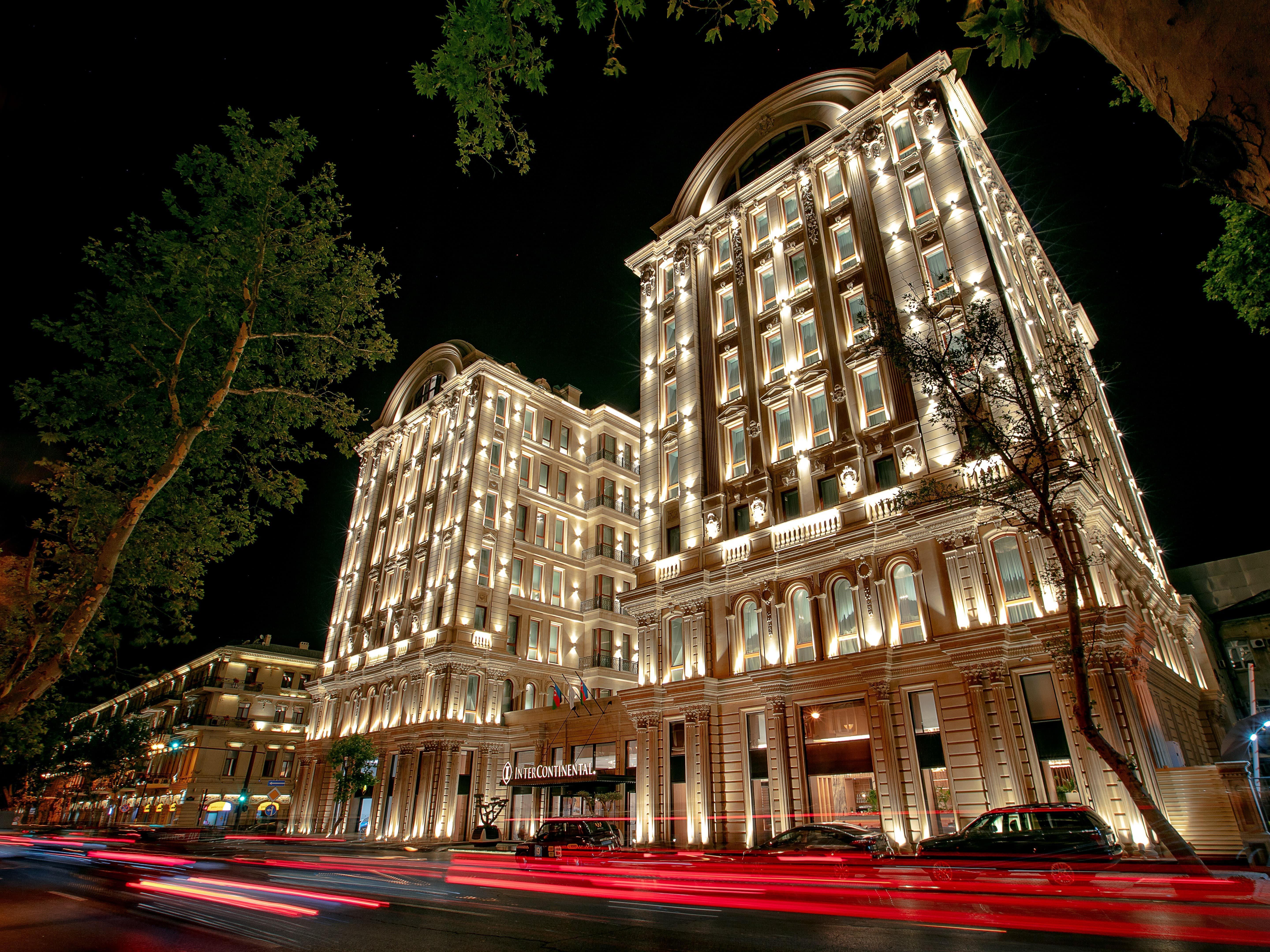 Hotel Intercontinental Baku By Ihg Esterno foto The hotel at night