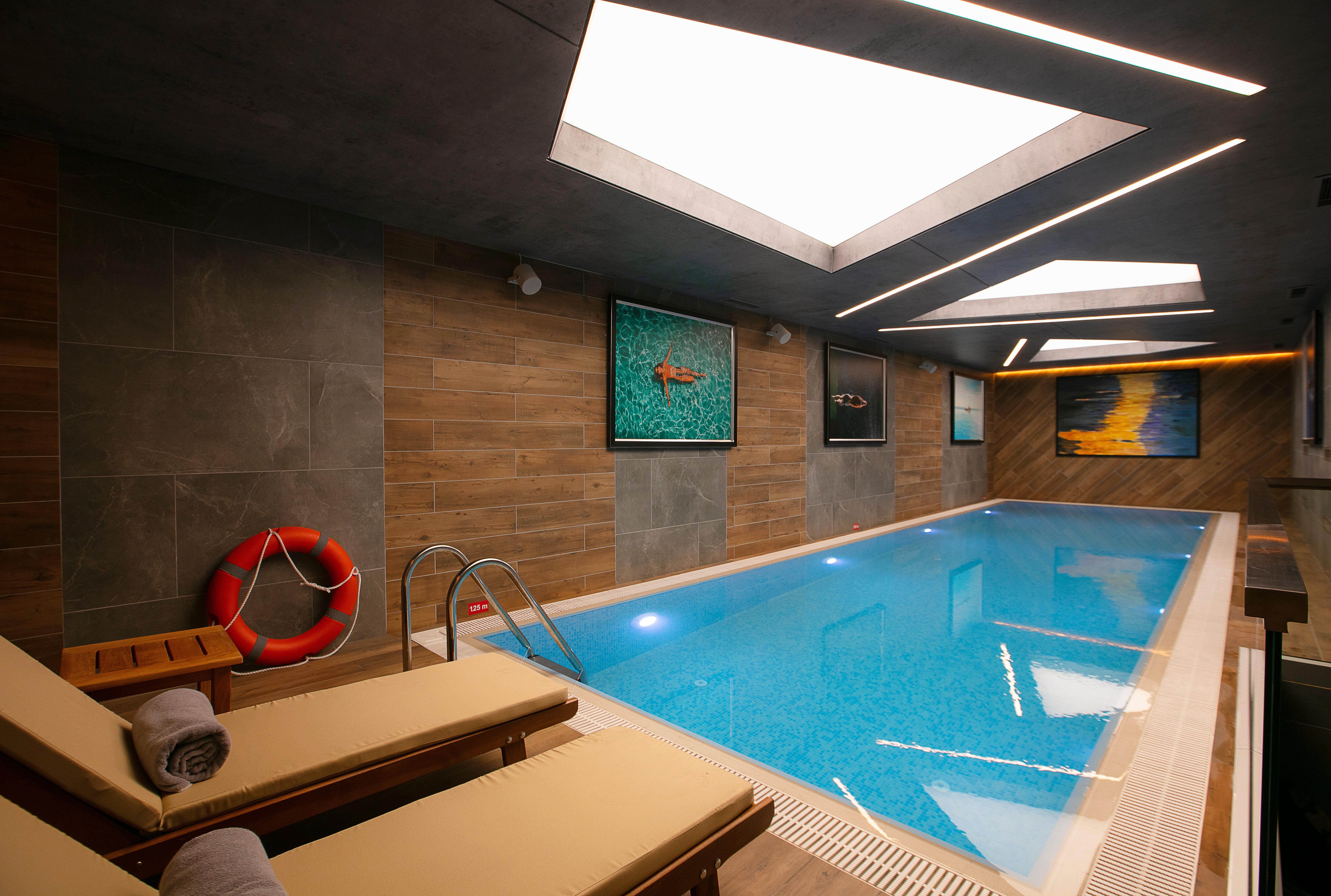 Hotel Intercontinental Baku By Ihg Esterno foto Swimming pool