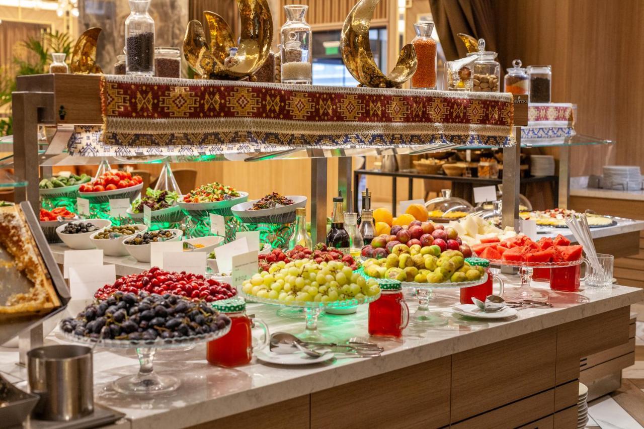 Hotel Intercontinental Baku By Ihg Esterno foto A fruit buffet