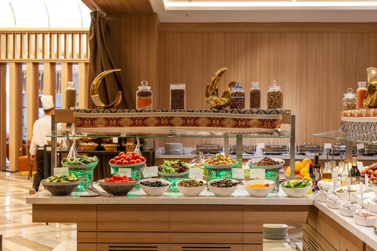 Hotel Intercontinental Baku By Ihg Esterno foto A buffet at a hotel