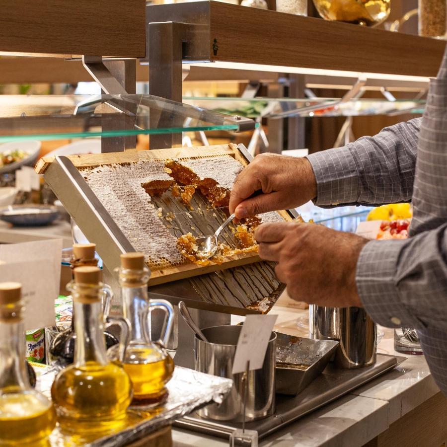 Hotel Intercontinental Baku By Ihg Esterno foto A cook grating cheese
